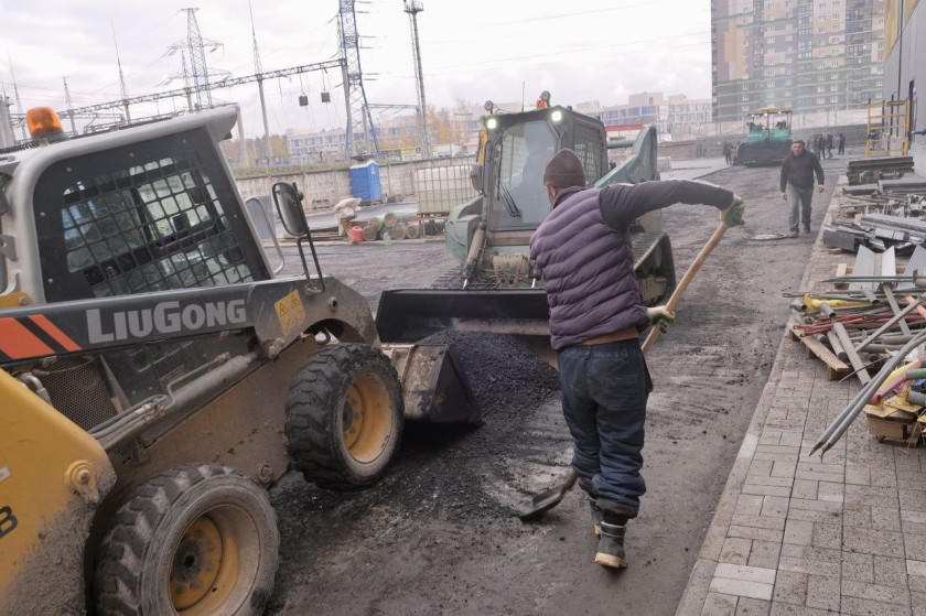 В поселке Путилково продолжается строительство паркинга на 425 мест