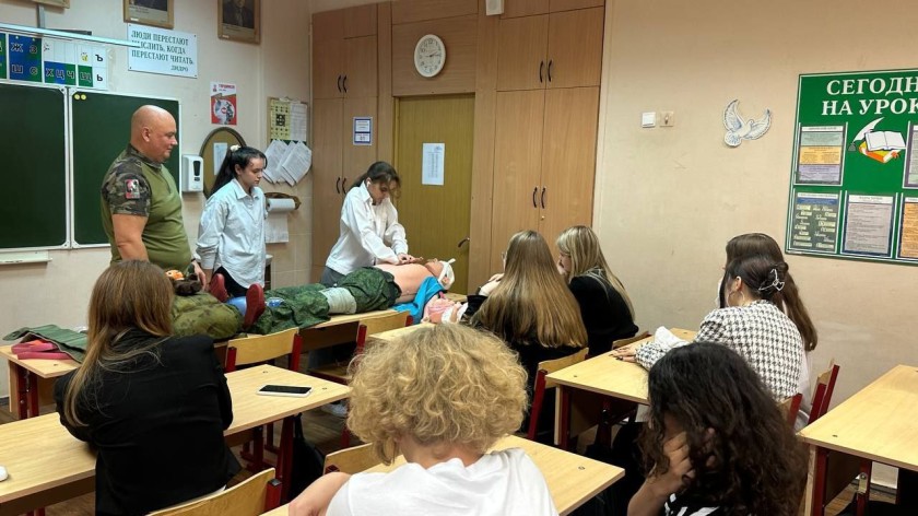 Фельдшер научил школьников оказывать первую помощь