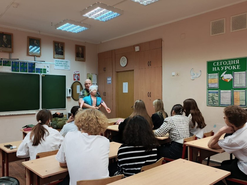 Фельдшер научил школьников оказывать первую помощь