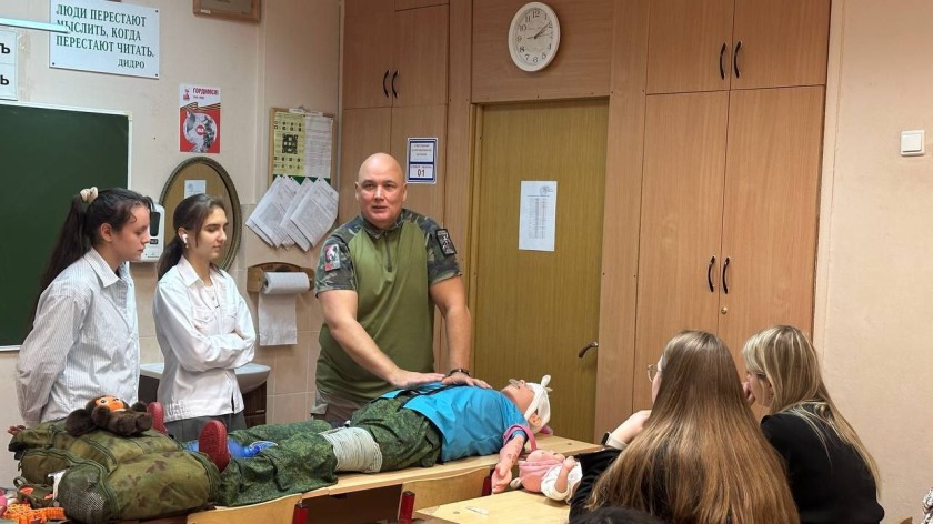 Фельдшер научил школьников оказывать первую помощь