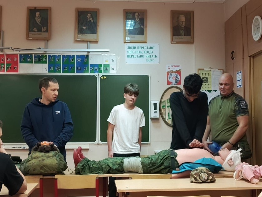 Фельдшер научил школьников оказывать первую помощь