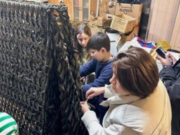 Ученики шестого прокадетского класса МБОУ Лицей № 1 в Нахабино в свободное от учёбы время помогают в создании маскировочных сетей и окопных свечей на базе храма Покрова Пресвятой Богородицы