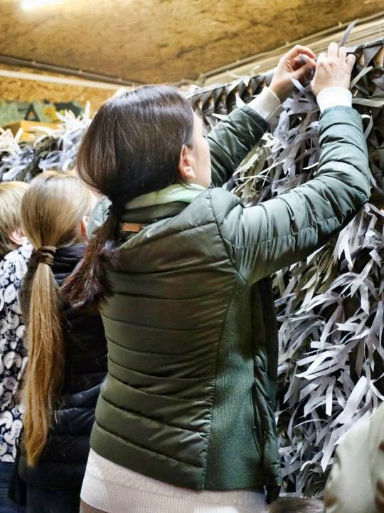 Ученики шестого прокадетского класса МБОУ Лицей № 1 в Нахабино в свободное от учёбы время помогают в создании маскировочных сетей и окопных свечей на базе храма Покрова Пресвятой Богородицы