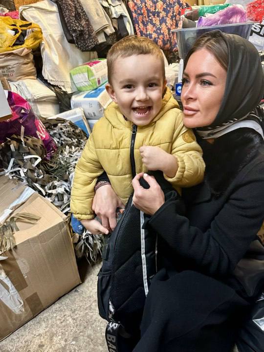 Ученики шестого прокадетского класса МБОУ Лицей № 1 в Нахабино в свободное от учёбы время помогают в создании маскировочных сетей и окопных свечей на базе храма Покрова Пресвятой Богородицы