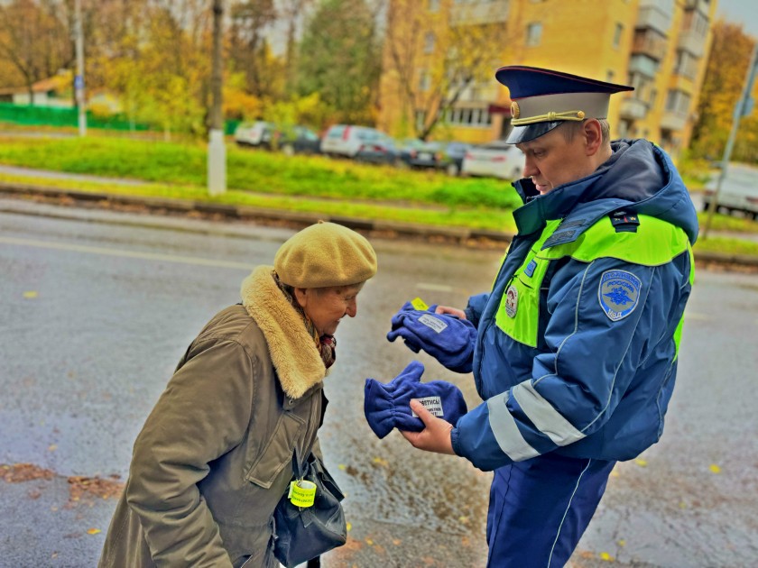 Сотрудники Подмосковной  Госавтоинспекции рассказали о трудностях перехода проезжей части пешеходов с белой тростью.