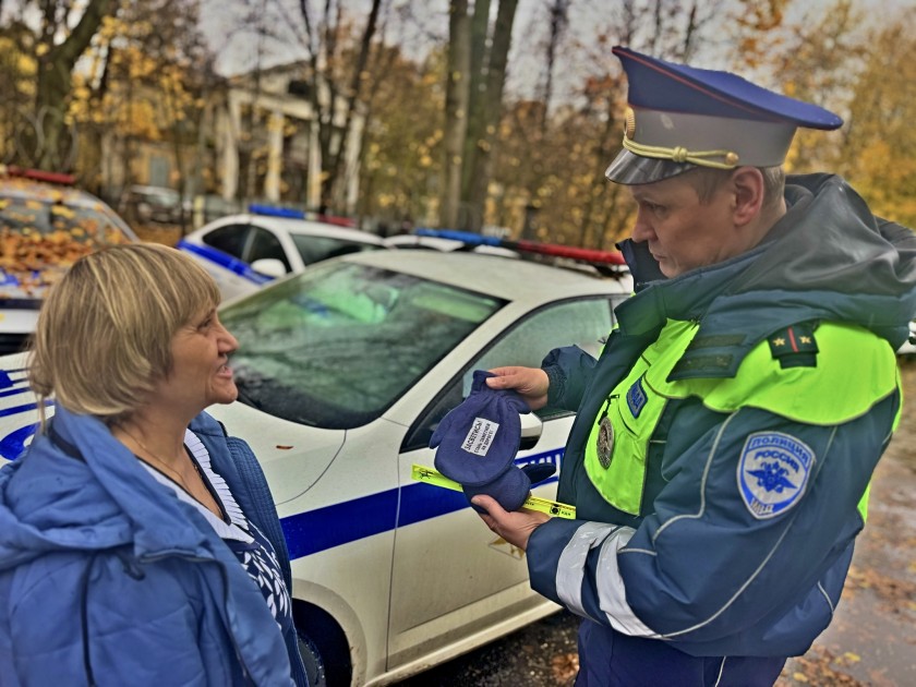 Сотрудники Подмосковной Госавтоинспекции рассказали о трудностях перехода проезжей части пешеходов с белой тростью.