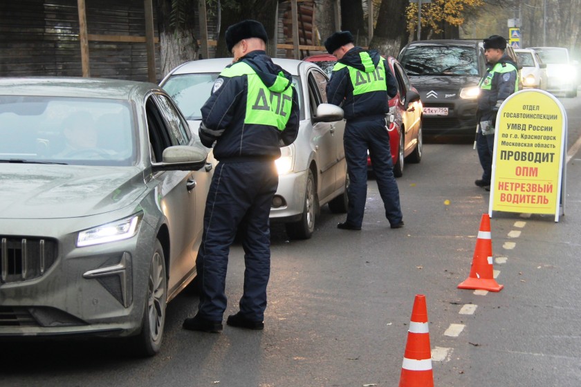 Уважаемые водители Подмосковья! Наступили входные ! Планируя поездки за город, помните о безопасности на дорогах!
