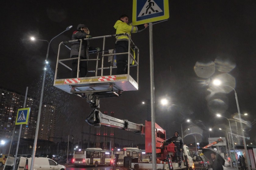 В Путилково завершается монтаж новой площадки для маршрута №1288