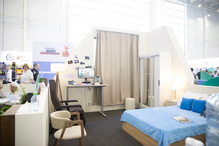 Анна Цивилева посетила стенд фонда «Защитники Отечества»