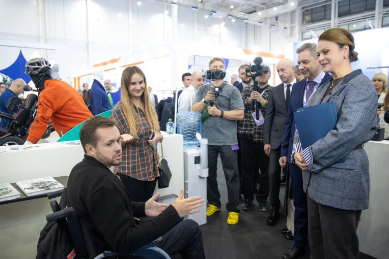 Анна Цивилева посетила стенд фонда «Защитники Отечества»