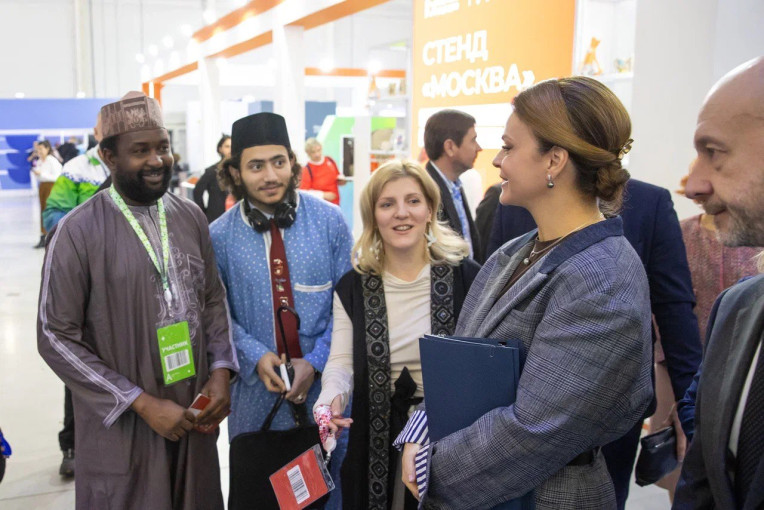 Анна Цивилева посетила стенд фонда «Защитники Отечества»