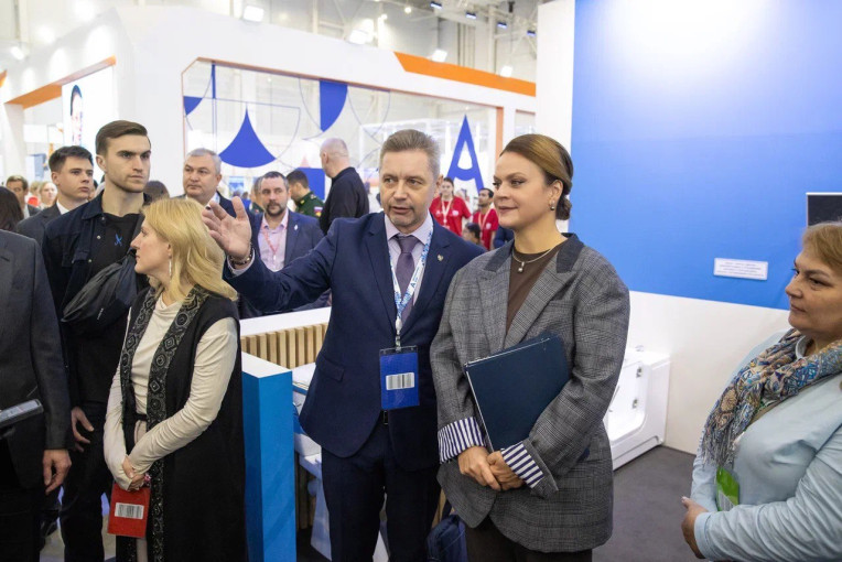 Анна Цивилева посетила стенд фонда «Защитники Отечества»