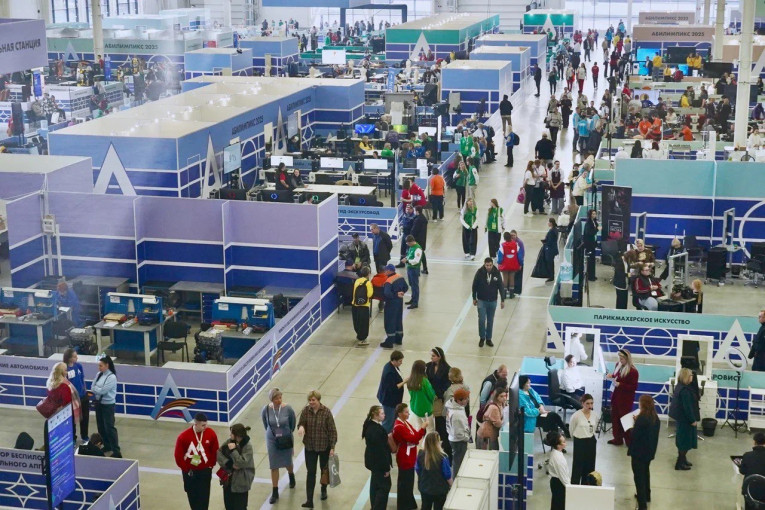 Анна Цивилева посетила стенд фонда «Защитники Отечества»