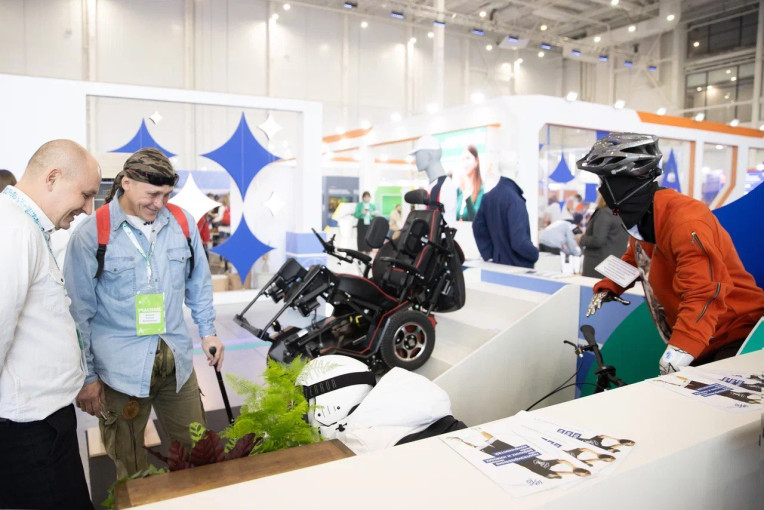 Анна Цивилева посетила стенд фонда «Защитники Отечества»