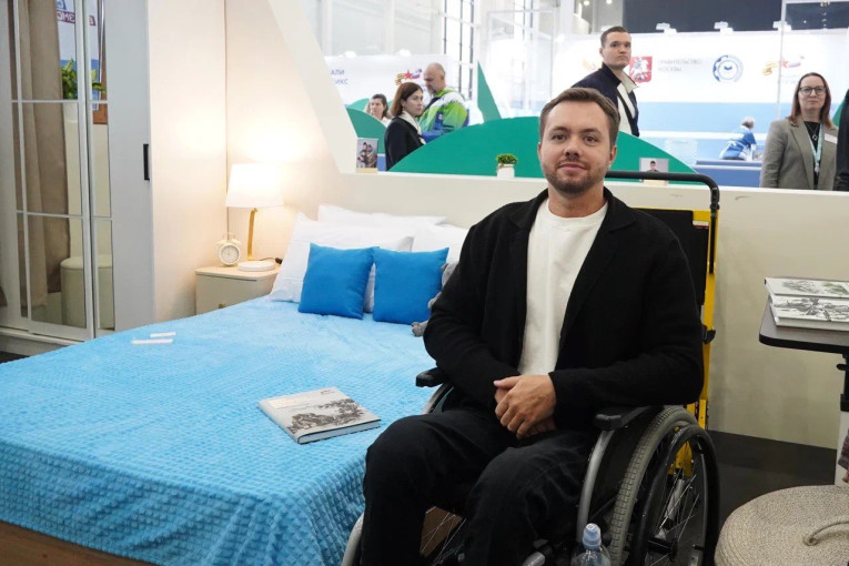 Анна Цивилева посетила стенд фонда «Защитники Отечества»