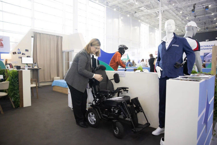 Анна Цивилева посетила стенд фонда «Защитники Отечества»