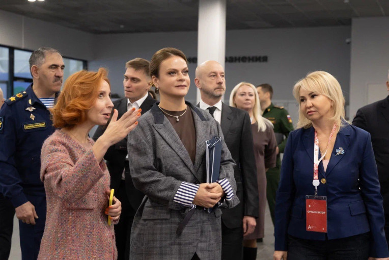 Анна Цивилева посетила стенд фонда «Защитники Отечества»