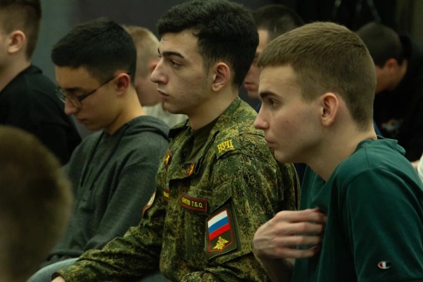 В Молодежном центре состоялась встреча с участием героя СВО — Мустафина Р.В.