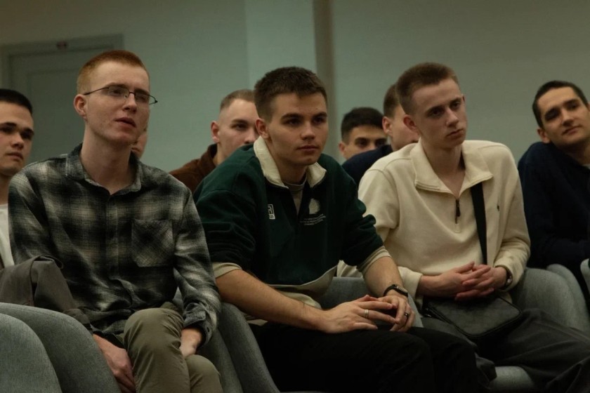 В Молодежном центре состоялась встреча с участием героя СВО — Мустафина Р.В.