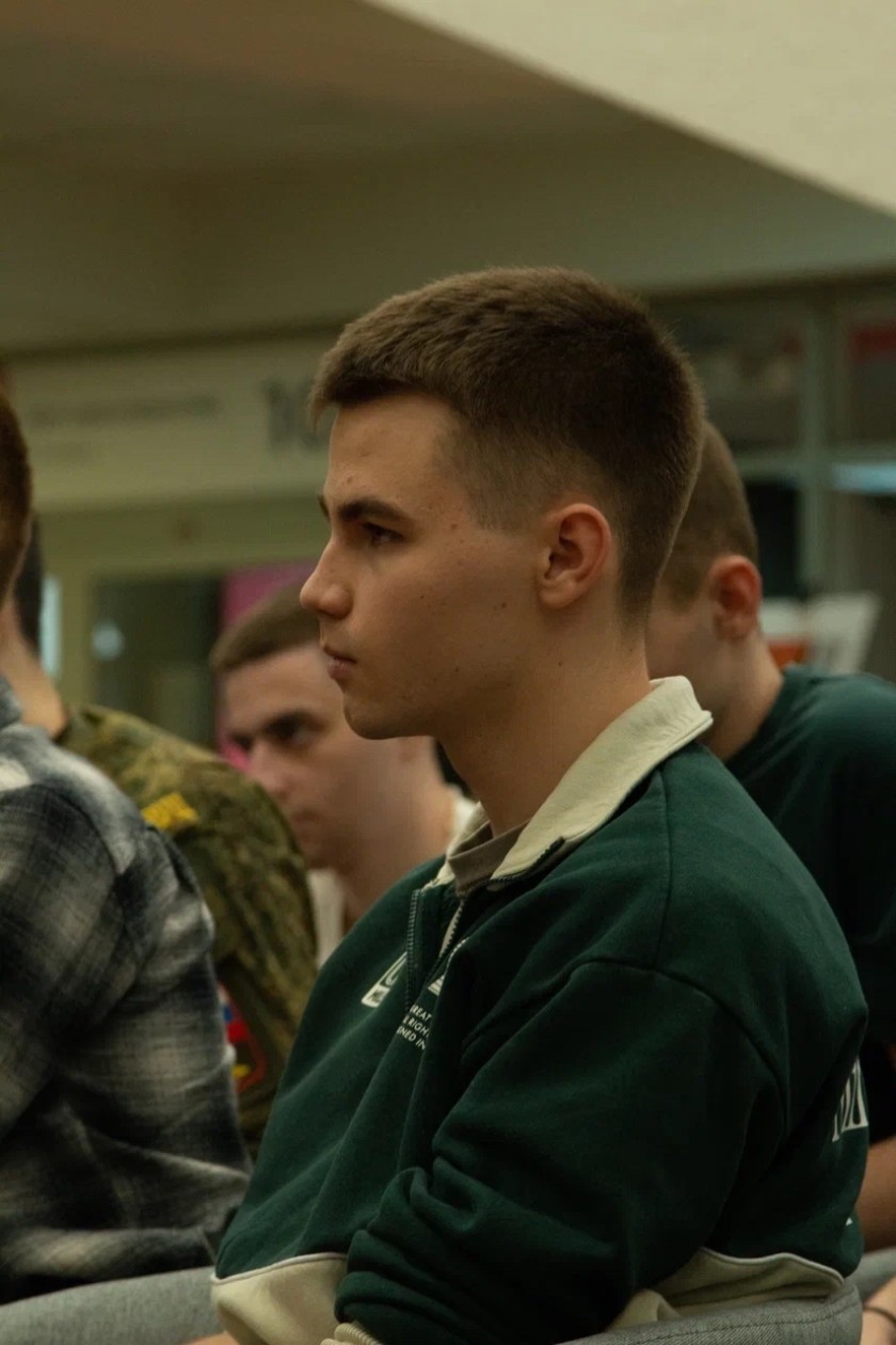 В Молодежном центре состоялась встреча с участием героя СВО — Мустафина Р.В.