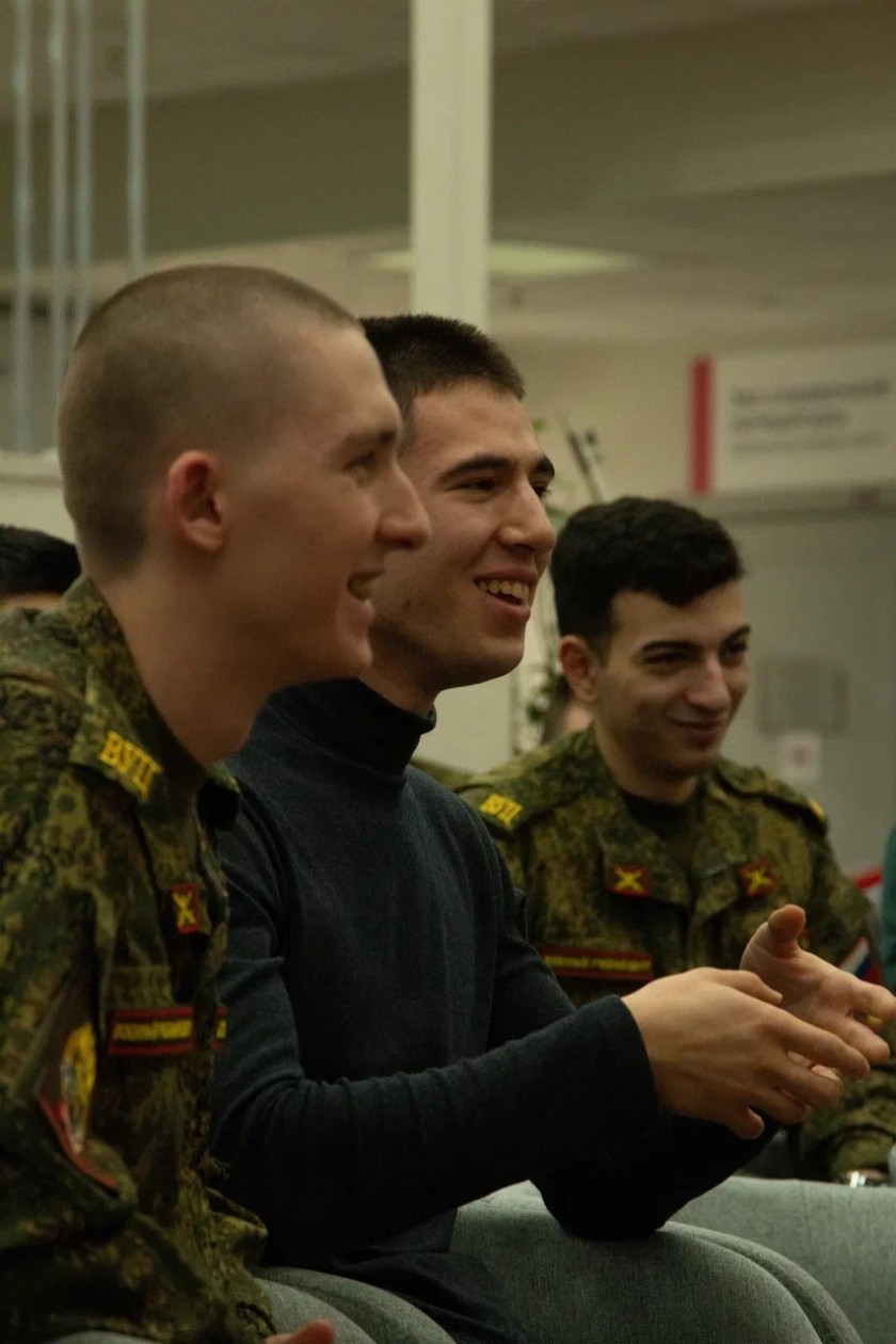 В Молодежном центре состоялась встреча с участием героя СВО — Мустафина Р.В.