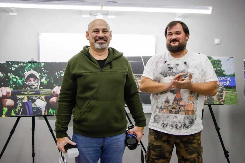 Выставка «Защитники Земли Русской» открылась в Молодежном центре