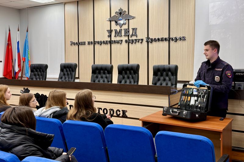 Полицейские и общественник в Красногорске провели акцию «Моя профессия - полицейский»