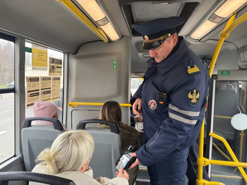 На Пятницком шоссе проверили работу общественного транспорта в утренние часы пик