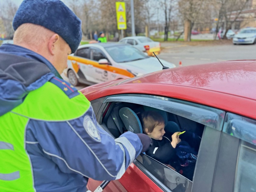 АВТОИНСПЕКТОРЫ ПРОКОНТРОЛИРОВАЛИ БЕЗОПАСНОСТЬ ЮНЫХ ПАССАЖИРОВ