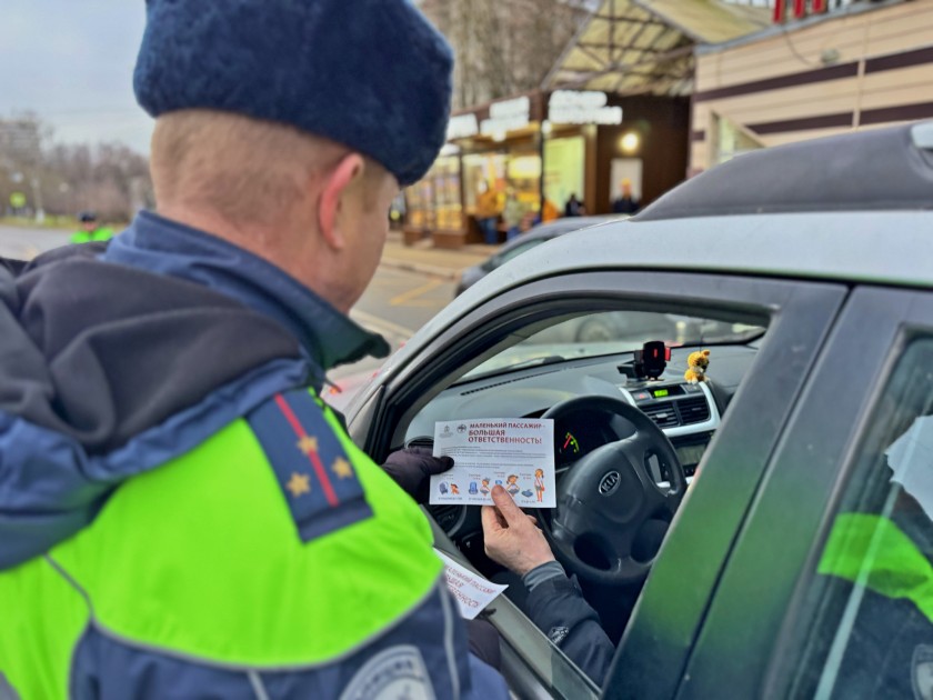 АВТОИНСПЕКТОРЫ ПРОКОНТРОЛИРОВАЛИ БЕЗОПАСНОСТЬ ЮНЫХ ПАССАЖИРОВ