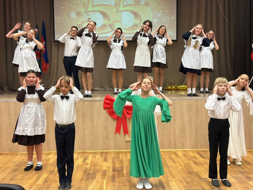 В Красногорской гимназии №5 отметили юбилей — 55 лет со дня основания