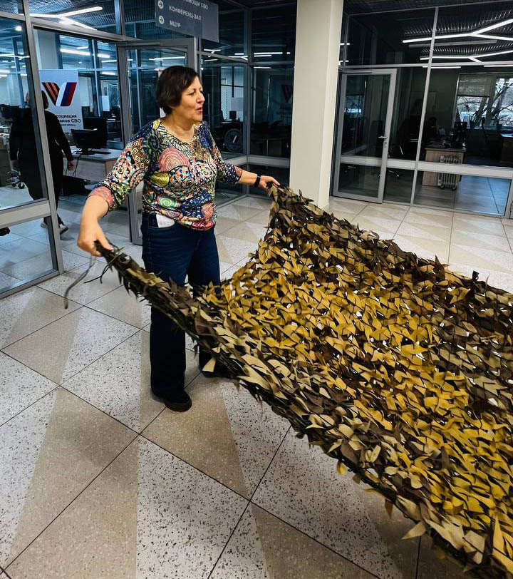 Более 500 маскировочных сетей изготовили мастерицы Центра поддержки участников СВО в Красногорске