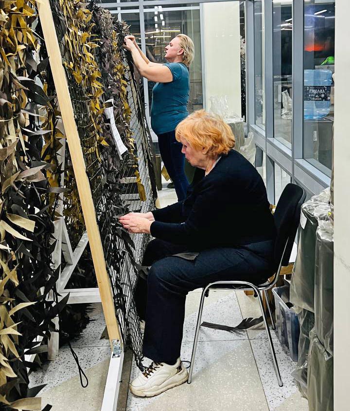 Более 500 маскировочных сетей изготовили мастерицы Центра поддержки участников СВО в Красногорске