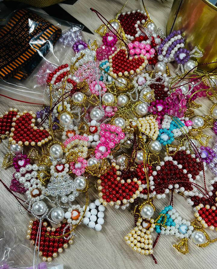 Более 500 маскировочных сетей изготовили мастерицы Центра поддержки участников СВО в Красногорске