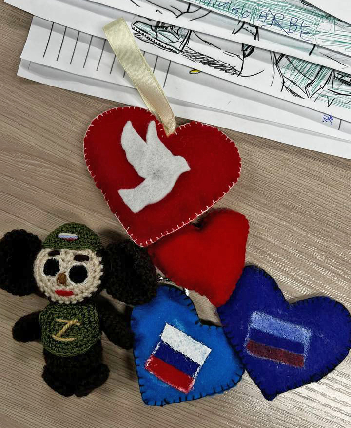 Более 500 маскировочных сетей изготовили мастерицы Центра поддержки участников СВО в Красногорске