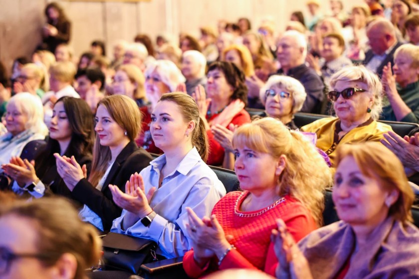 Дмитрий Волков поздравил мам Красногорска с праздником 