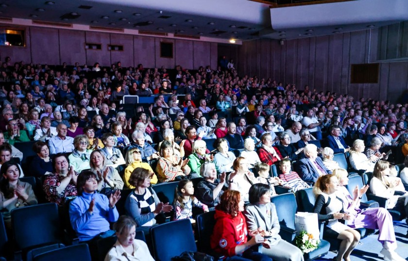 Дмитрий Волков поздравил мам Красногорска с праздником 