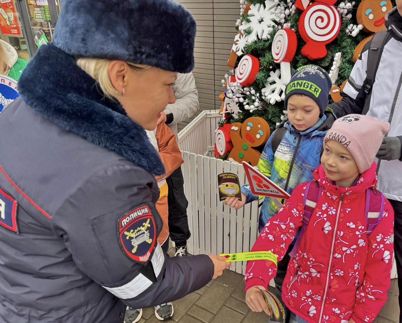 В день рождения Деда Мороза,сотрудники Подмосковной Госавтоинспекции провели — акцию «Засветись!».