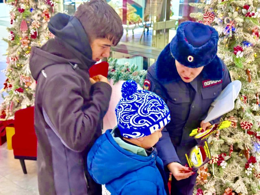 В день рождения Деда Мороза,сотрудники Подмосковной Госавтоинспекции провели — акцию «Засветись!».