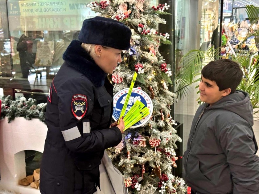 В день рождения Деда Мороза,сотрудники Подмосковной Госавтоинспекции провели — акцию «Засветись!».