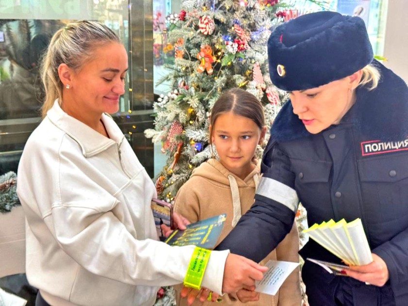 В день рождения Деда Мороза,сотрудники Подмосковной Госавтоинспекции провели — акцию «Засветись!».
