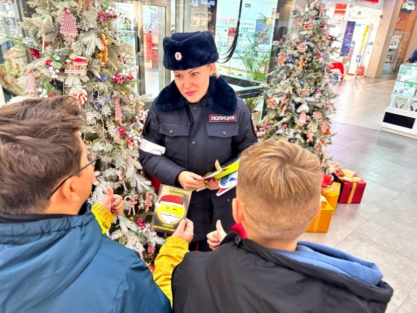 В день рождения Деда Мороза,сотрудники Подмосковной Госавтоинспекции провели — акцию «Засветись!».