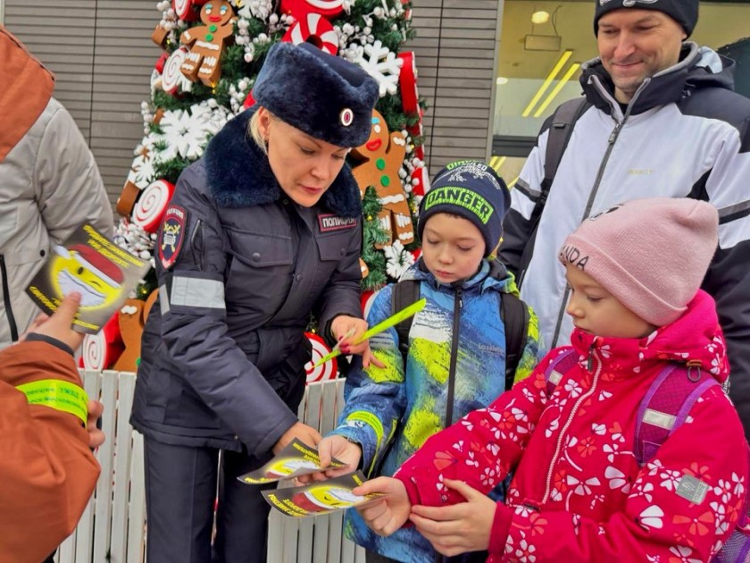 В день рождения Деда Мороза,сотрудники Подмосковной Госавтоинспекции провели — акцию «Засветись!».