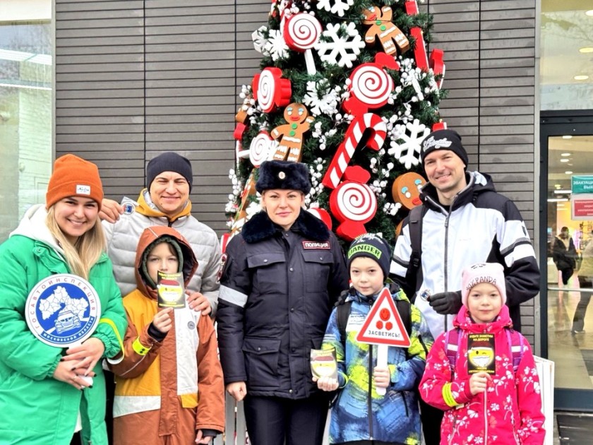 В день рождения Деда Мороза,сотрудники Подмосковной Госавтоинспекции провели — акцию «Засветись!».