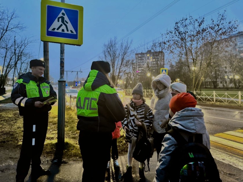 СОТРУДНИКИ ПОДМОСКОВНОЙ ГОСАВТОИНСПЕКЦИИ НАПОМНИЛИ ПЕШИМ УЧАСТНИКАМИ ДОРОЖНОГО ДВИЖЕНИЯ О СТРОГОМ СОБЛЮДЕНИИ ПДД
