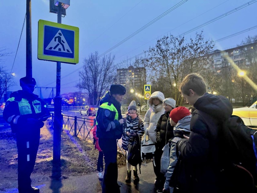 СОТРУДНИКИ ПОДМОСКОВНОЙ ГОСАВТОИНСПЕКЦИИ НАПОМНИЛИ ПЕШИМ УЧАСТНИКАМИ ДОРОЖНОГО ДВИЖЕНИЯ О СТРОГОМ СОБЛЮДЕНИИ ПДД