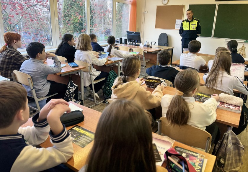 СОТРУДНИКИ ПОДМОСКОВНОЙ ГОСАВТОИНСПЕКЦИИ НАПОМНИЛИ ШКОЛЬНИКАМ ПРАВИЛА БЕЗОПАСНОСТИ НА ДОРОГАХ