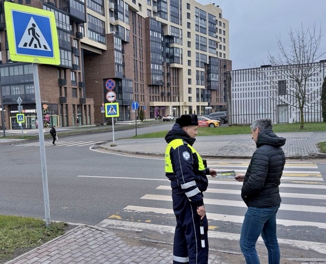 Сотрудники Подмосковной Госавтоинспекции призывают пешеходов стать ЯРЧЕ И ЗАМЕТНЕЕ! ЗАСВЕТИТЕСЬ!