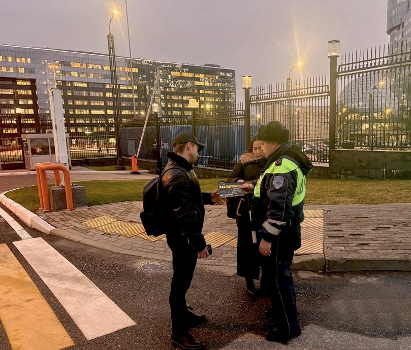 Сотрудники Подмосковной Госавтоинспекции призывают пешеходов стать ЯРЧЕ И ЗАМЕТНЕЕ! ЗАСВЕТИТЕСЬ!