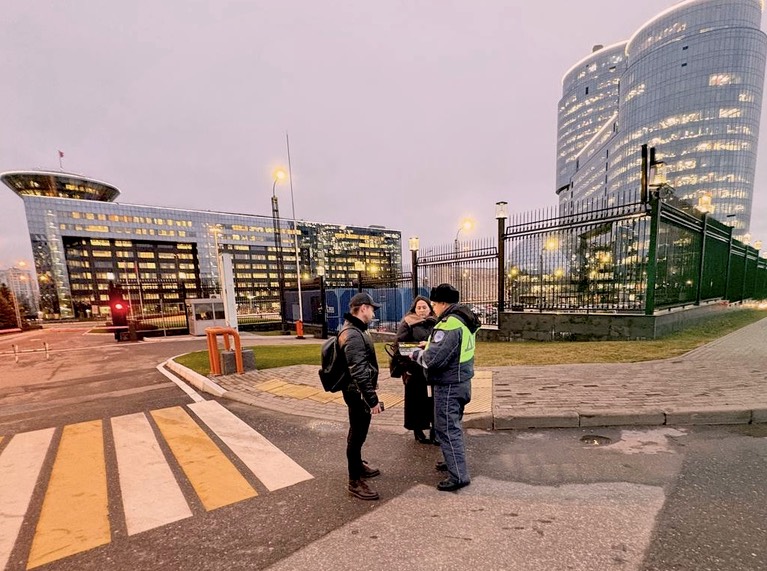 Сотрудники Подмосковной Госавтоинспекции призывают пешеходов стать ЯРЧЕ И ЗАМЕТНЕЕ! ЗАСВЕТИТЕСЬ!